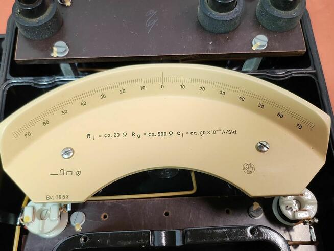 zabytkowy miernik analogowy lustrzany