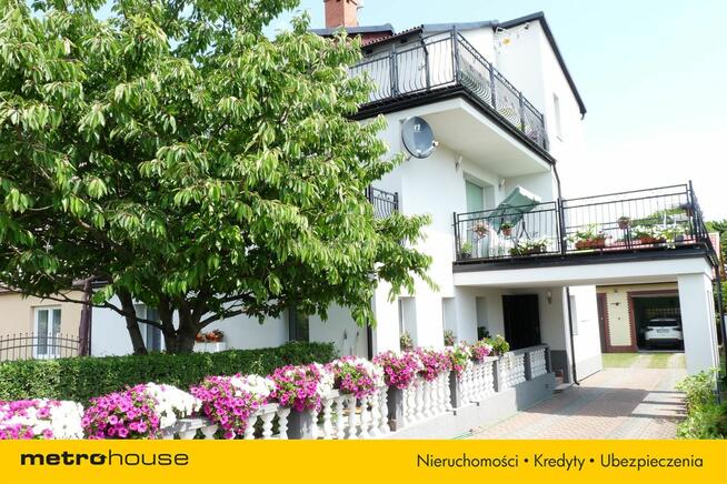 Dom w zabudowie bliźniaczej z dwoma garażami.