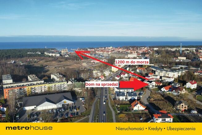 Dom w zabudowie bliźniaczej z dwoma garażami.