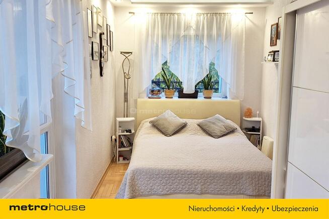 Dom w zabudowie bliźniaczej z dwoma garażami.