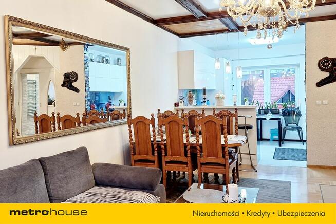 Dom w zabudowie bliźniaczej z dwoma garażami.