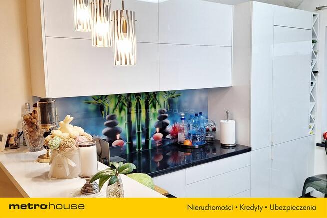 Dom w zabudowie bliźniaczej z dwoma garażami.