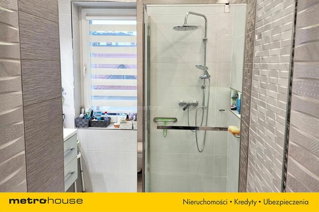 Dom w zabudowie bliźniaczej z dwoma garażami.