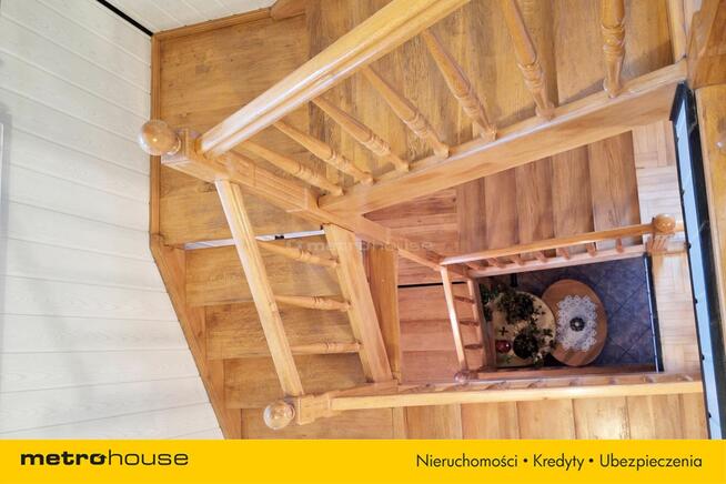 Dom w zabudowie bliźniaczej z dwoma garażami.