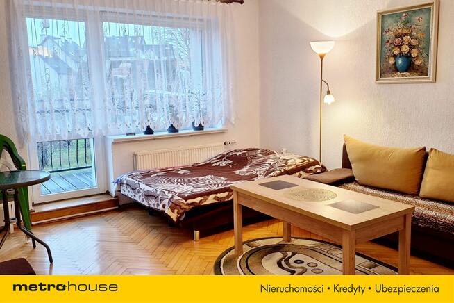 Dom w zabudowie bliźniaczej z dwoma garażami.