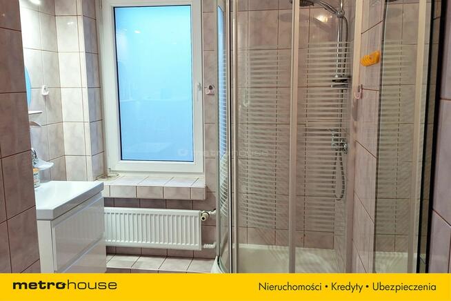 Dom w zabudowie bliźniaczej z dwoma garażami.