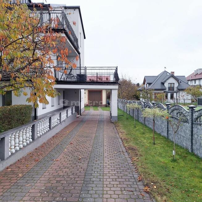 Dom w zabudowie bliźniaczej z dwoma garażami.