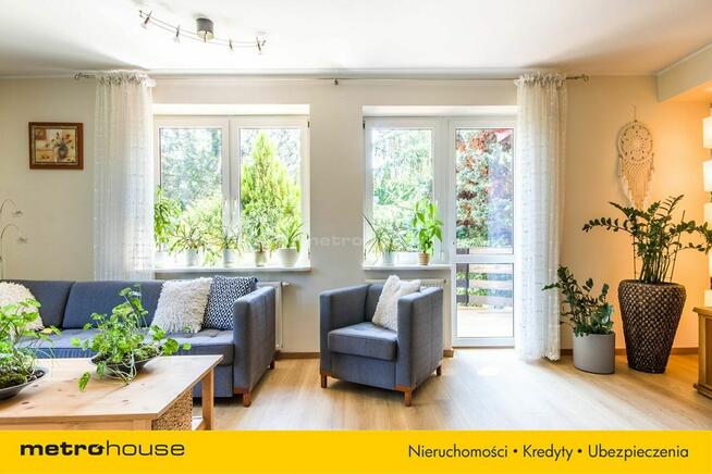 Funkcjonalny dom z pięknie utrzymanym ogrodem .