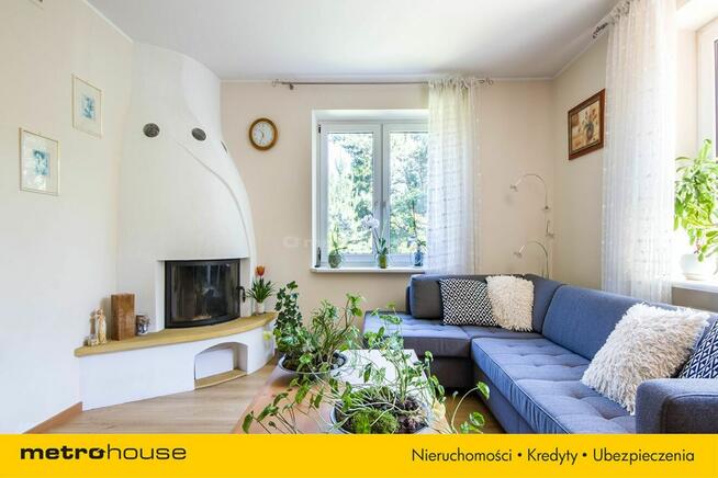 Funkcjonalny dom z pięknie utrzymanym ogrodem .