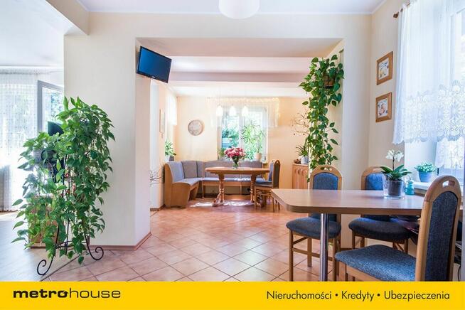 Funkcjonalny dom z pięknie utrzymanym ogrodem .