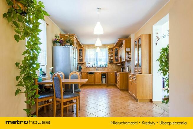 Funkcjonalny dom z pięknie utrzymanym ogrodem .