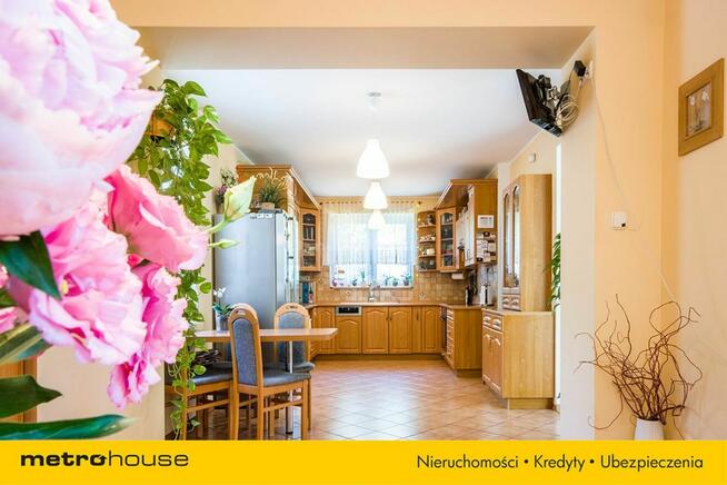 Funkcjonalny dom z pięknie utrzymanym ogrodem .