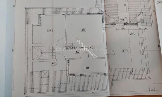 Funkcjonalny dom z pięknie utrzymanym ogrodem .