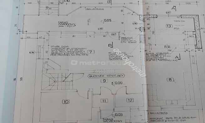 Funkcjonalny dom z pięknie utrzymanym ogrodem .