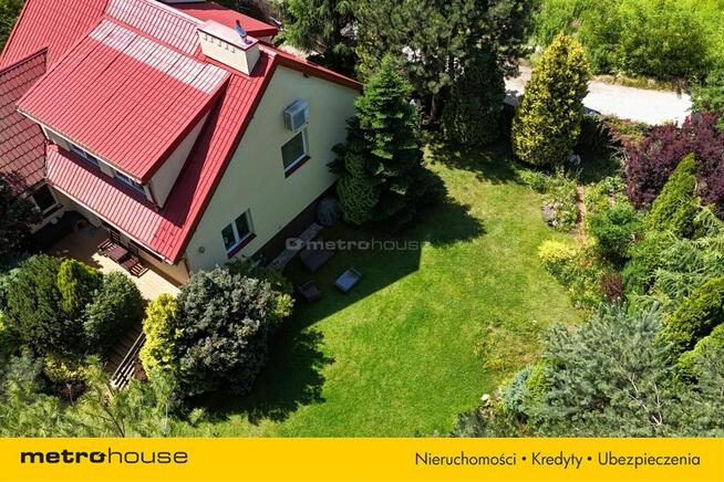 Funkcjonalny dom z pięknie utrzymanym ogrodem .