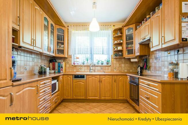 Funkcjonalny dom z pięknie utrzymanym ogrodem .