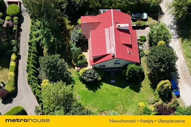 Funkcjonalny dom z pięknie utrzymanym ogrodem .