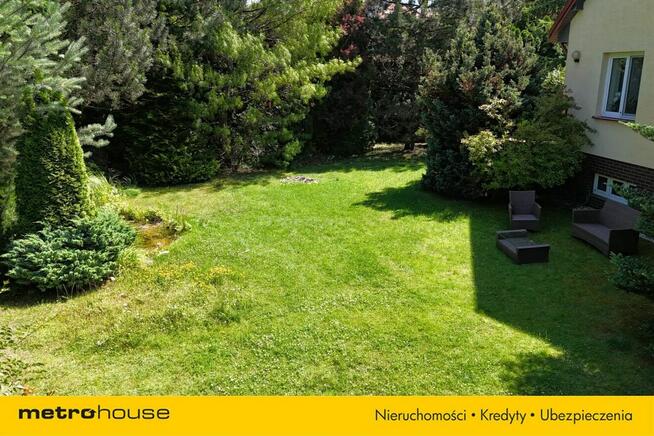 Funkcjonalny dom z pięknie utrzymanym ogrodem .