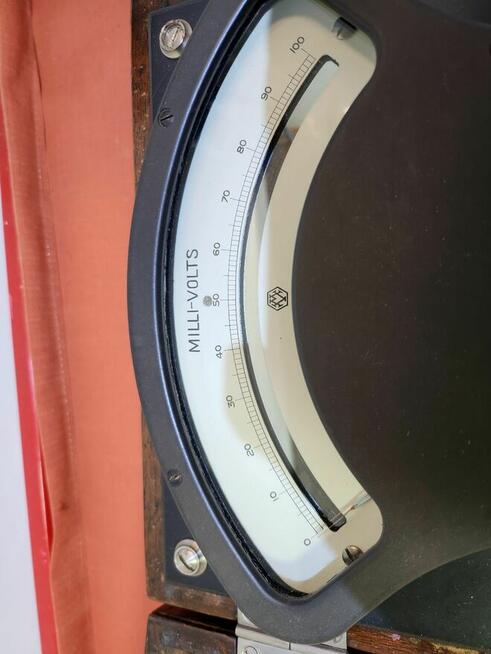 Piękny zabytkowy miernik