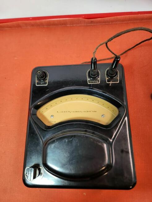 zabytkowy miernik analogowy lustrzany