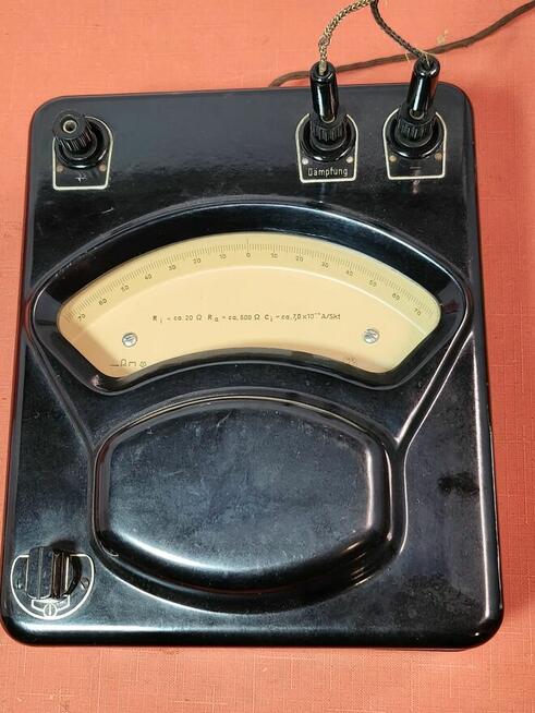 zabytkowy miernik analogowy lustrzany