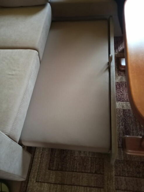 Narożnik z funkcją spania i pojemnikiem na pościel