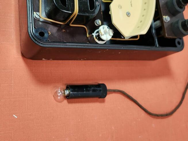 zabytkowy miernik analogowy lustrzany