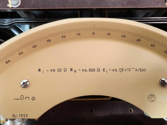 zabytkowy miernik analogowy lustrzany