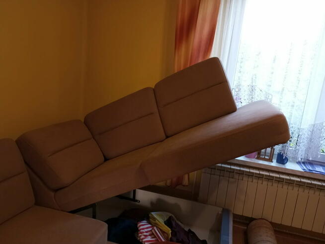 Narożnik z funkcją spania i pojemnikiem na pościel