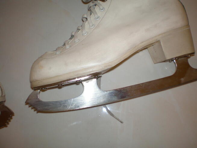 Sprzedam łyżwy damskie, białe, używane, rozmiar 24 (37).