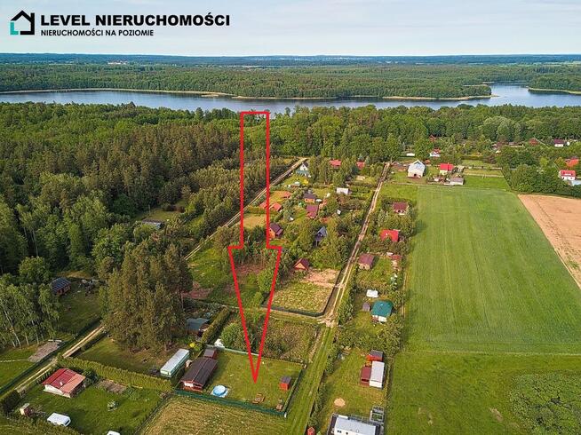 Działka nad jeziorem z domkiem