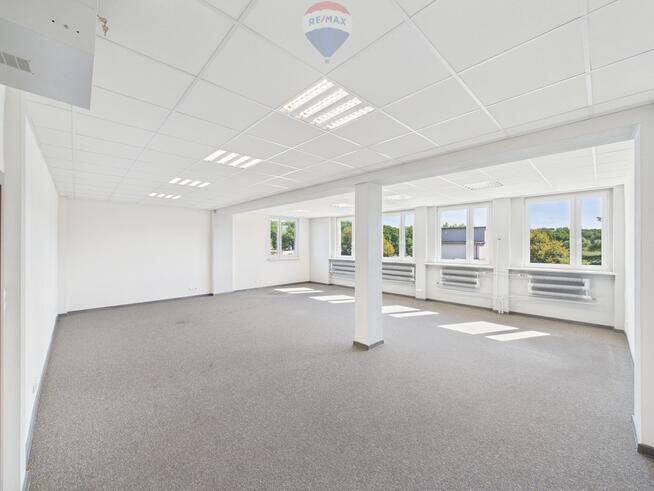Całe piętro biurowca 630 m² z windą i parkingiem