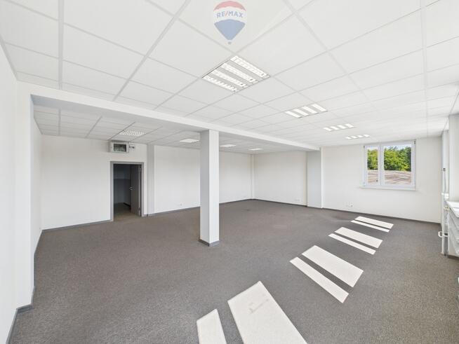 Całe piętro biurowca 630 m² z windą i parkingiem