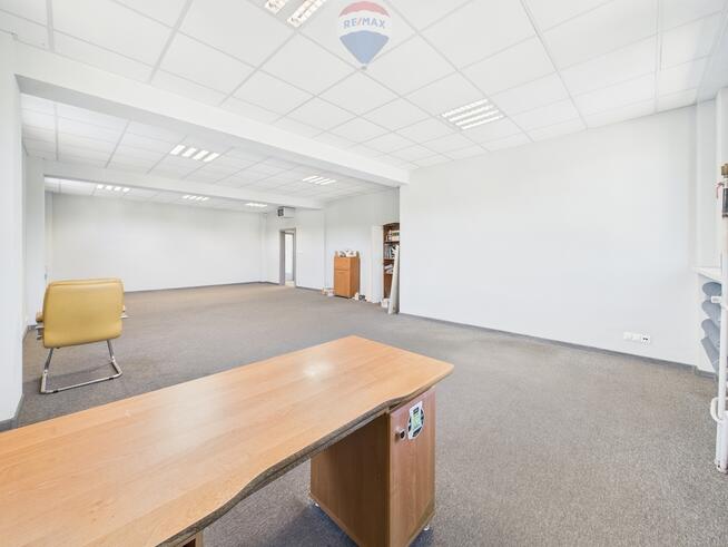 Całe piętro biurowca 630 m² z windą i parkingiem