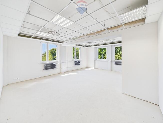 Całe piętro biurowca 630 m² z windą i parkingiem