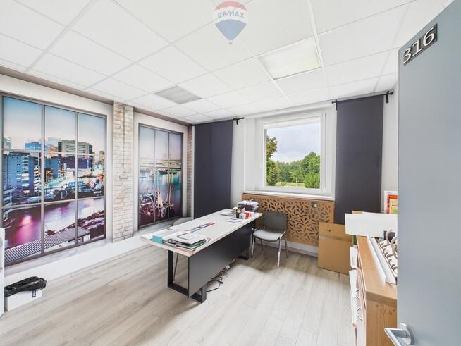 Całe piętro biurowca 630 m² z windą i parkingiem