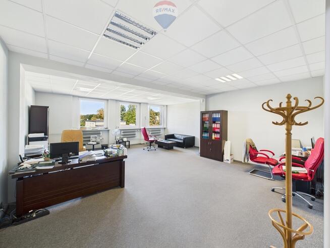 Całe piętro biurowca 630 m² z windą i parkingiem