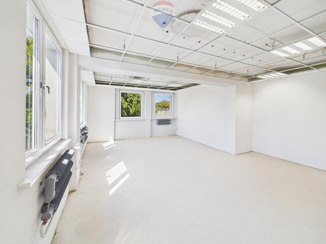 Biuro 42,7 m² z windą i parkingiem – Rybnik