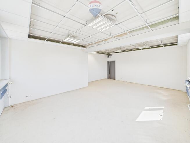 Biuro 42,7 m² z windą i parkingiem – Rybnik