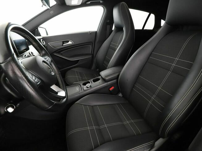 Mercedes CLA 180 automat bi-xenon panorama półskóra navi grzane fotele kamera