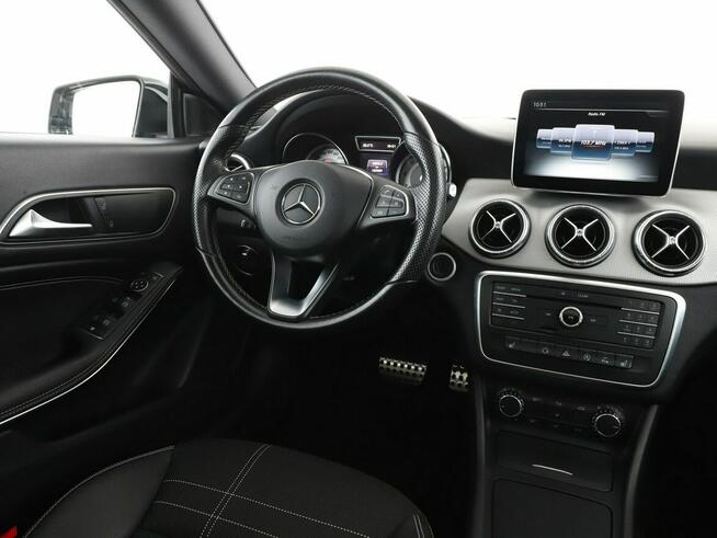 Mercedes CLA 180 automat bi-xenon panorama półskóra navi grzane fotele kamera