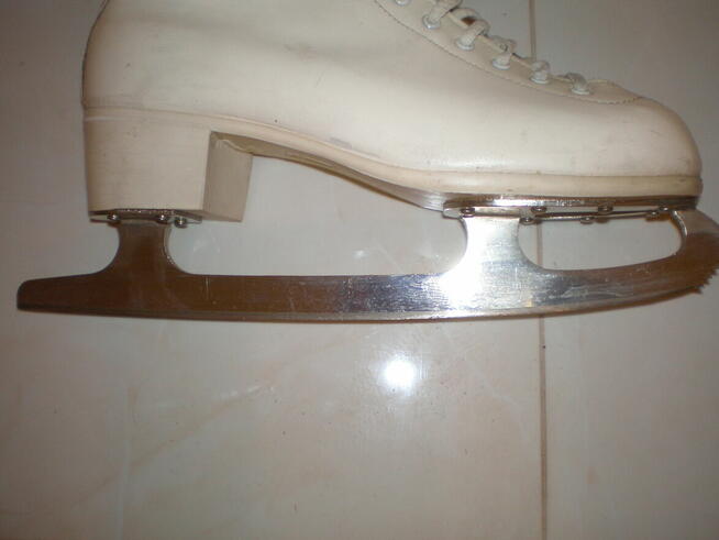 Sprzedam łyżwy damskie, białe, używane, rozmiar 24 (37).