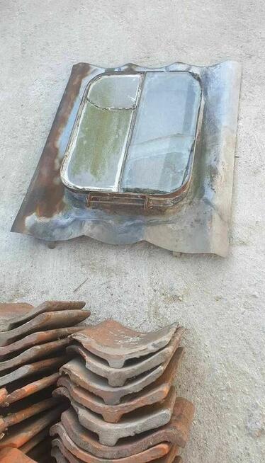 Dachówka esówka i właz dachowy gąsiory