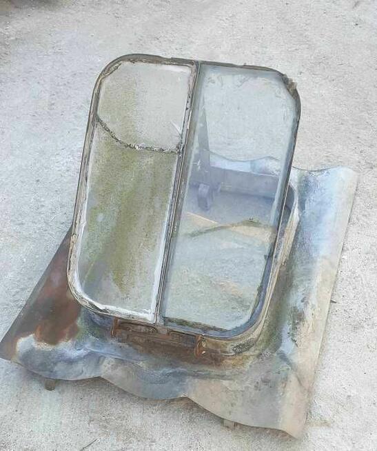 Dachówka esówka i właz dachowy gąsiory