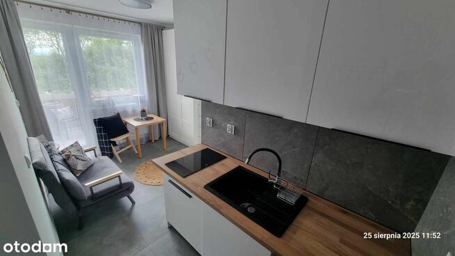 Urządzona Mikro Kawalerka z Balkonem i Ogrodem !