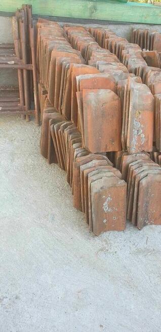 Dachówka esówka i właz dachowy gąsiory