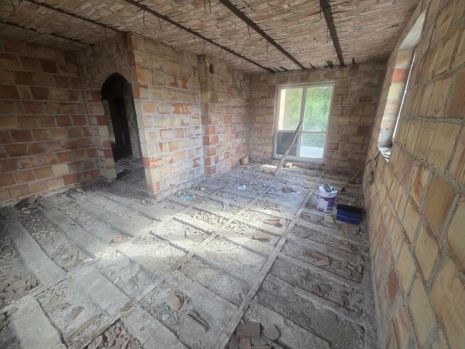 Dom Zakręt gm. Wiązowna, Ciekawa