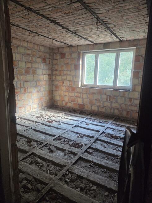 Dom Zakręt gm. Wiązowna, Ciekawa