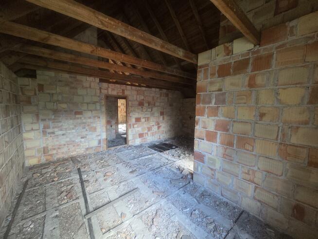 Dom Zakręt gm. Wiązowna, Ciekawa