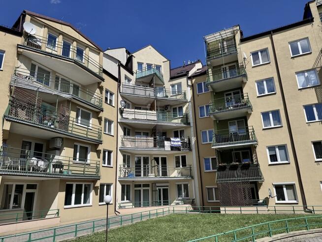 Przestronne mieszkanie obok Akademii Medycznej